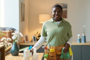 diensten 7 Black Woman Working in Cleaning Service