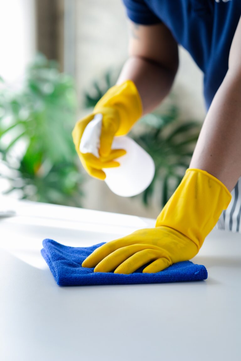 Schoonmaakdiensten horeca amsterdam 1 Person cleaning the room, cleaning staff is using cloth and spraying disinfectant.