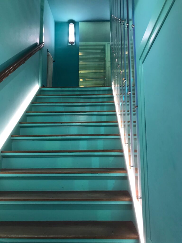 vve schoonmaak amsterdam 1 Teal colours on a staircase in Amsterdam