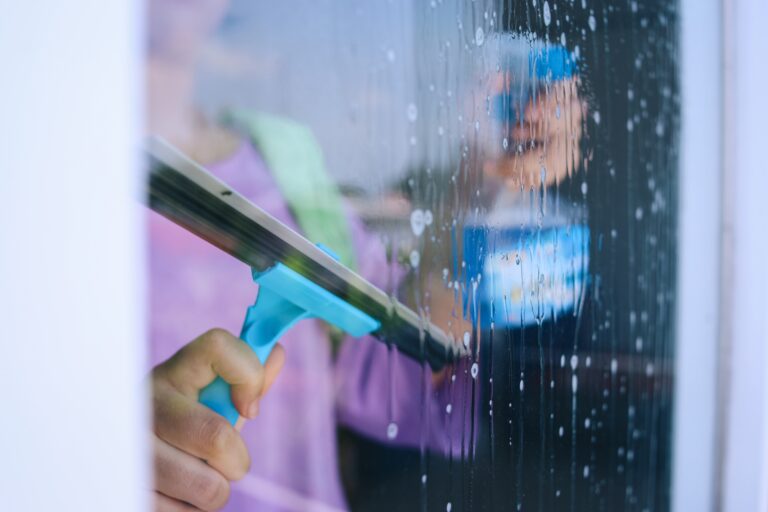 bouwschoonmaak 1 Woman Cleaning Window